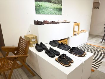 展示会使用例
　＊壁面にはオプションを設置するためのネジ穴がございます、普段は黒いネジで塞いでおります。備え付けのレンチか手でも外すことができます。 - Bh+B Bh+B  渋谷・神宮前・外苑前の室内の写真