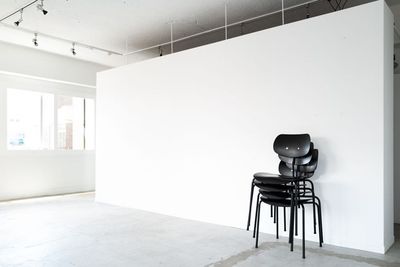 スタッキング　椅子4脚
　＊壁面にはオプションを設置するためのネジ穴がございます、普段は黒いネジで塞いでおります。備え付けのレンチか手でも外すことができます。 - Bh+B Bh+B  渋谷・神宮前・外苑前の設備の写真