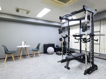 プルアウトパーソナルトレーニングジム横浜関内本店 トレーニングジム、整体スペースの室内の写真