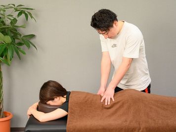 プルアウトパーソナルトレーニングジム横浜関内本店 トレーニングジム、整体スペースの室内の写真