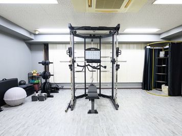 プルアウトパーソナルトレーニングジム横浜関内本店 トレーニングジム、整体スペースの室内の写真