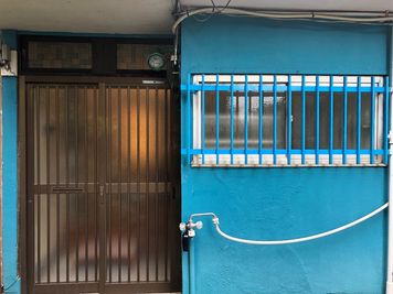 青い色の建物になります。 - レンタルサロンchante（チャンテ）尼崎院 レンタルサロン*chante（チャンテ）尼崎院の外観の写真