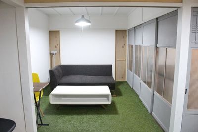 レイアウトを変更し、テーブルをエアコンに近づけました 2024/7 - ふわ芝レンタルスペース 打ち合わせ・面談＆リラックススペース【3階】の室内の写真