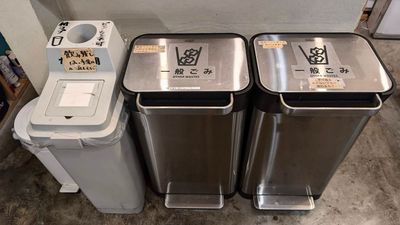 🟥ビン・缶のゴミは、お持ち帰りください。
🟥ペットボトルは、キッチン前のカウンター裏にある、緑のゴミ袋へ。
🟥その他のゴミは、ゴミ箱をご利用ください。 - タネマキ TANEMAKI コワーキングスペース / 自習室の設備の写真