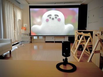 プロジェクター、120インチ大迫力スクリーンもありますので、YouTube鑑賞やDVDプレイヤーでの推し鑑賞会でもお楽しみいただけます！ - Moff room🧸（天神橋筋六丁目店）🧸 🧸Moff room《天神橋筋六丁目店》🧸の設備の写真