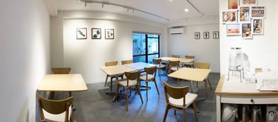 ナチュラルで開放的なカフェ空間。テーブル6つ椅子12脚あります。配置を自由にレイアウトできます。 - 東京和茶房 レンタルスペース東京和茶房１階の室内の写真