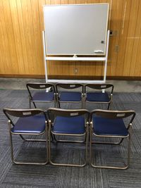 会議などする場合の備付け椅子・ホワイトボード - オアシス卓球ステーション オアシススペースの室内の写真