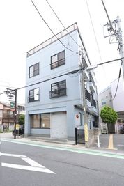 草加市谷塚町621ヤツカテラス3F建物向かって右側の通路を通って奥の階段で3階までお上がりください。 - レンタルスペース　『時の間』 駅徒歩2分！屋内スペースと屋外スペースのあるレンタルスペースの外観の写真