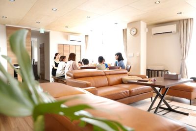 木と革を中心に家具、建具も採用し落ち着ける空間になっております。 - レンタルスペース　『時の間』 駅徒歩2分！屋内スペースと屋外スペースのあるレンタルスペースの室内の写真