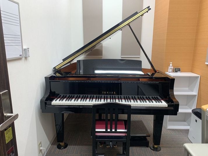 グランドピアノとエレクトーンの練習室Room４ - ミュージックアベニュー高松