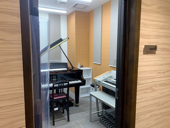 グランドピアノとエレクトーンの練習室Room４ - ミュージックアベニュー高松