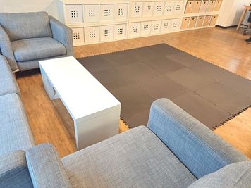 60cm四方×16枚のプレイマットをご用意。柔らかい素材なのでお子様が座って遊ぶのに最適です。 - GARAGE AKIHABARA パーティールームGARAGE AKIHABARAの設備の写真