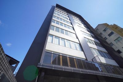 建物は令和4年新築で、清潔かつスタイリッシュなビルです。 - 【ビズプライム博多】 ビズプライム博多の外観の写真