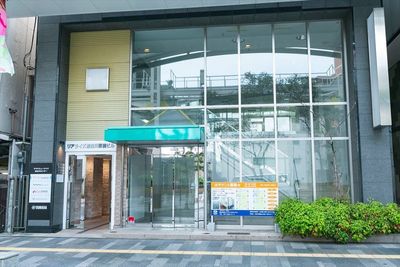 左手入口より入って頂き、奥のエレベーターをご利用ください。 - 加古川センター 防音室606教室の外観の写真