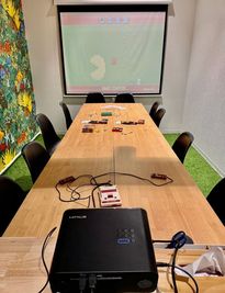 息抜きするには最適なゲームを多種多様取り揃えています！（ゲーム機 30タイトル、人狼カードゲーム、トランプ、オセロ、逆転○✖️ゲーム） - セルフカフェささしまライブ店 名古屋駅徒歩圏内！10名利用可個室スペース🍔🥤持ち込みOK！の室内の写真