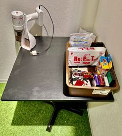 息抜きするには最適なゲームを多種多様取り揃えています！（ゲーム機 30タイトル、人狼カードゲーム、トランプ、オセロ、逆転○✖️ゲーム） - セルフカフェささしまライブ店 名古屋駅徒歩圏内！10名利用可個室スペース🍔🥤持ち込みOK！の設備の写真