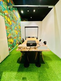 当スペースは高い壁に囲まれた個室にはなりますが、天井が抜けておりカフェスペースと共有の空間となっています。 - セルフカフェささしまライブ店 名古屋駅徒歩圏内！10名利用可個室スペース🍔🥤持ち込みOK！の室内の写真