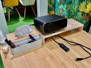 高速Wi-Fi・電源、プロジェクター、ペン類、ハサミ、テープ、除菌クリーナー、ペーパータオルを完備 - セルフカフェささしまライブ店 名古屋駅徒歩圏内！10名利用可個室スペース🍔🥤持ち込みOK！の設備の写真