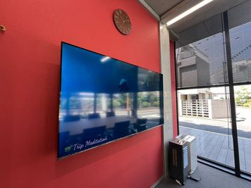 テレビモニター付き
HDMIケーブルも貸し出し可能 - THELOBBY六番町 【THELOBBY六番町】Room REDの室内の写真