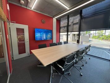 開放感◎大型モニター完備の会議室！ソフトドリンク半額で、ミーティングやセミナー、サロンなど。1日利用も可能です。 - THELOBBY六番町