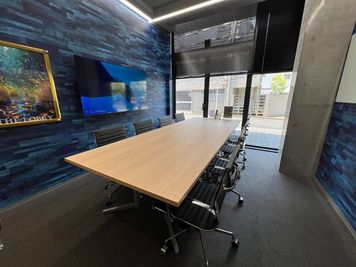 開放感◎大型モニター完備の会議室！ソフトドリンク半額で、ミーティングやセミナー、サロンなど。1日利用も可能です。 - THELOBBY六番町