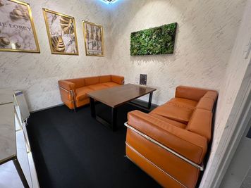 3名掛けソファー2台
応接室として利用可能 - THELOBBY六番町 【THELOBBY六番町】RoomWHITEの室内の写真
