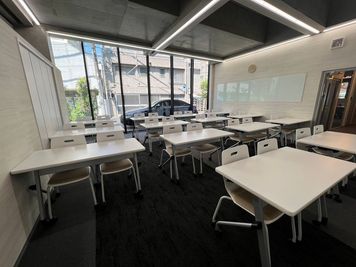 デスク、チェアは移動可能。
用途に合わせて利用できます。 - THELOBBY六番町 【THELOBBY六番町】Conferenceの室内の写真