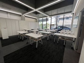 最大30名まで利用可能。
ブラインドを下ろしてクローズのミーティングも可能 - THELOBBY六番町 【THELOBBY六番町】Conferenceの室内の写真
