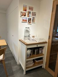 カフェ営業をしているので、キッチン用品やコップやグラスなどの貸し出しも可能です。お気軽にご相談ください。 - 東京和茶房 レンタルスペース東京和茶房１階の室内の写真