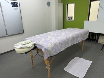 組み立て式の施術ベッドも使用できます - 豊里フリールーム Ｂ教室の設備の写真