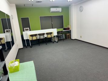 机５台は片付けると広く使えます - 豊里フリールーム Ｂ教室の室内の写真