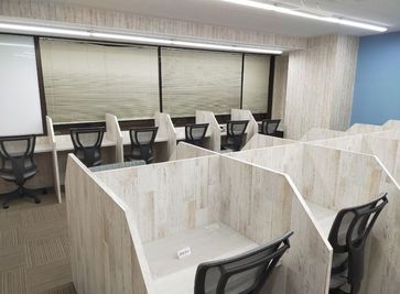 奥の集中ルーム - 勉強カフェ大阪江坂ローソン店内 勉強カフェ大阪江坂 個室ブース直予約(A-Room)の室内の写真