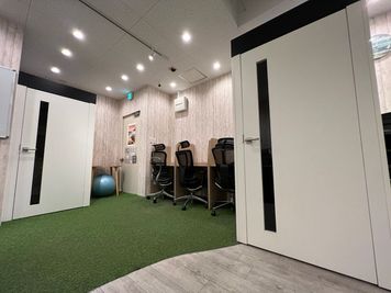 テレブース外観（左側が予約可能なブースとなります） - 勉強カフェ大阪江坂ローソン店内 勉強カフェ大阪江坂 個室ブース直予約(A-Room)の設備の写真