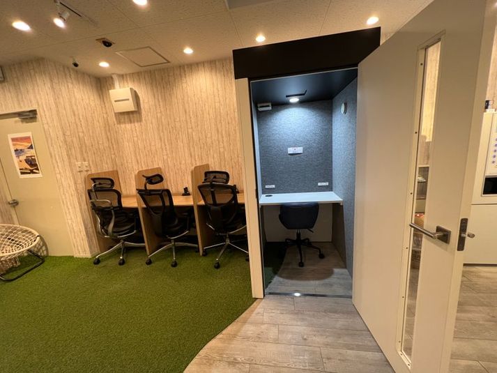 勉強カフェ大阪江坂 個室ブース直予約(A-Room) - 勉強カフェ大阪江坂ローソン店内