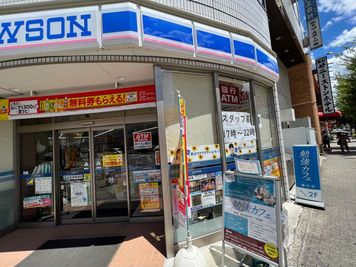 江坂駅すぐ！勉強カフェ内の個室テレブースを直予約｜毎日5時-24時｜電源・wifi｜フリードリンク - 勉強カフェ大阪江坂ローソン店内