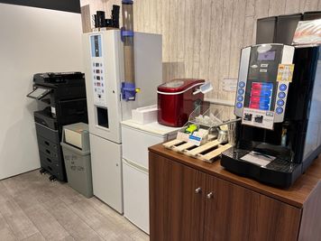 製氷器もありますので、アイスにも対応。もちろんホットも🎵 - 勉強カフェ大阪江坂ローソン店内 勉強カフェ大阪江坂 個室ブース直予約(A-Room)の設備の写真