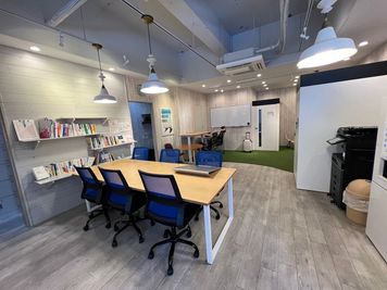 MTG前後で必要な場合は店内のスペースもご利用いただけます。 - 勉強カフェ大阪江坂ローソン店内 勉強カフェ大阪江坂 個室ブース直予約(A-Room)の室内の写真