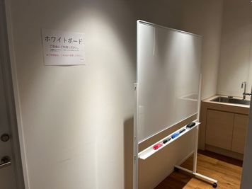 ホワイトボードは共用です。ご利用後は、元の位置にお戻しください - Sprout Muse Sprout Muse 会議室D【テナント様予約専用】の設備の写真