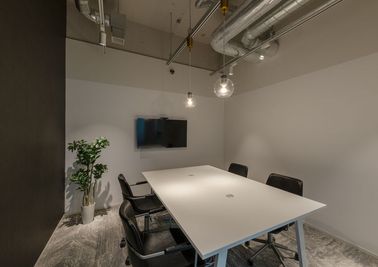 モニター、会議用カメラ、空調設備、換気設備が完備された快適な会議室です - Sprout Muse Sprout Muse 会議室Dの室内の写真
