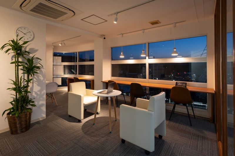 オープンスペース(お好きな席をご利用ください） - CoWorks365うねの駅前店