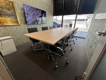 開放感◎大型モニター完備の会議室！ソフトドリンク半額で、ミーティングやセミナー、サロンなど。1日利用も可能です。 - THELOBBY六番町