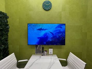 テレビモニター付き
HDMIケーブルも貸し出し可能 - THELOBBY六番町 【THELOBBY六番町】Room Greenの室内の写真