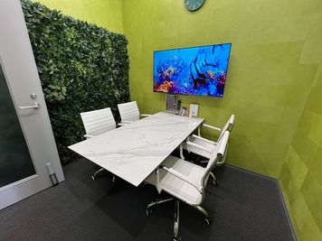 少人数ミーティングに最適！天井が高く開放的な空間には大型モニター＆ソフトドリンク50％OFF。会議、勉強会や面接に。1日利用可。 - THELOBBY六番町