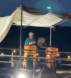 サイプレス上野さんのプライベートライブ - キャンプ＆バーベキュー池のほとり 野外ステージで大音量！貸切りカラオケができるキャンプ場の室内の写真