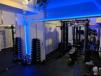 本格派ジム、完全個室、シャワー付き
超人気マルチラック完備 - XYLEM XYLEM fitnessの室内の写真