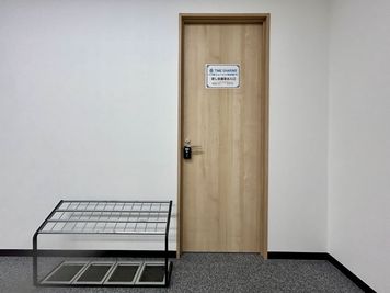 【7Bは共用部中央の扉になります】 - TIME SHARING 京橋 SC新京橋ビル 7Cの入口の写真