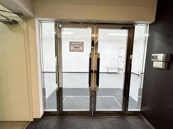 【共用部入口に電子キーが設置されております。入室案内をご確認のうえ暗証番号をご入力ください】 - TIME SHARING 京橋 SC新京橋ビル 7Cの入口の写真