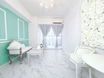 白壁・白家具｜花壁｜シャンデリア｜3面背景｜撮影機材無料｜可愛い｜コスプレ - セルフフォトスタジオ《シンデレラ》秋月ハイツ店