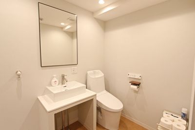 洗面所・トイレ・着替えスペース
リノベーションされたばかりで洗面所・トイレも清潔です - MintGreenレンタルスタジオ松戸 🌱多目的スペース🌱Mint Greenレンタルスタジオ松戸の設備の写真