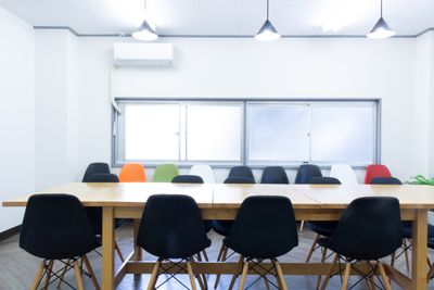 大きめのテーブルで、席間を空けて利用できます。 - MIXER 貸し会議室の室内の写真